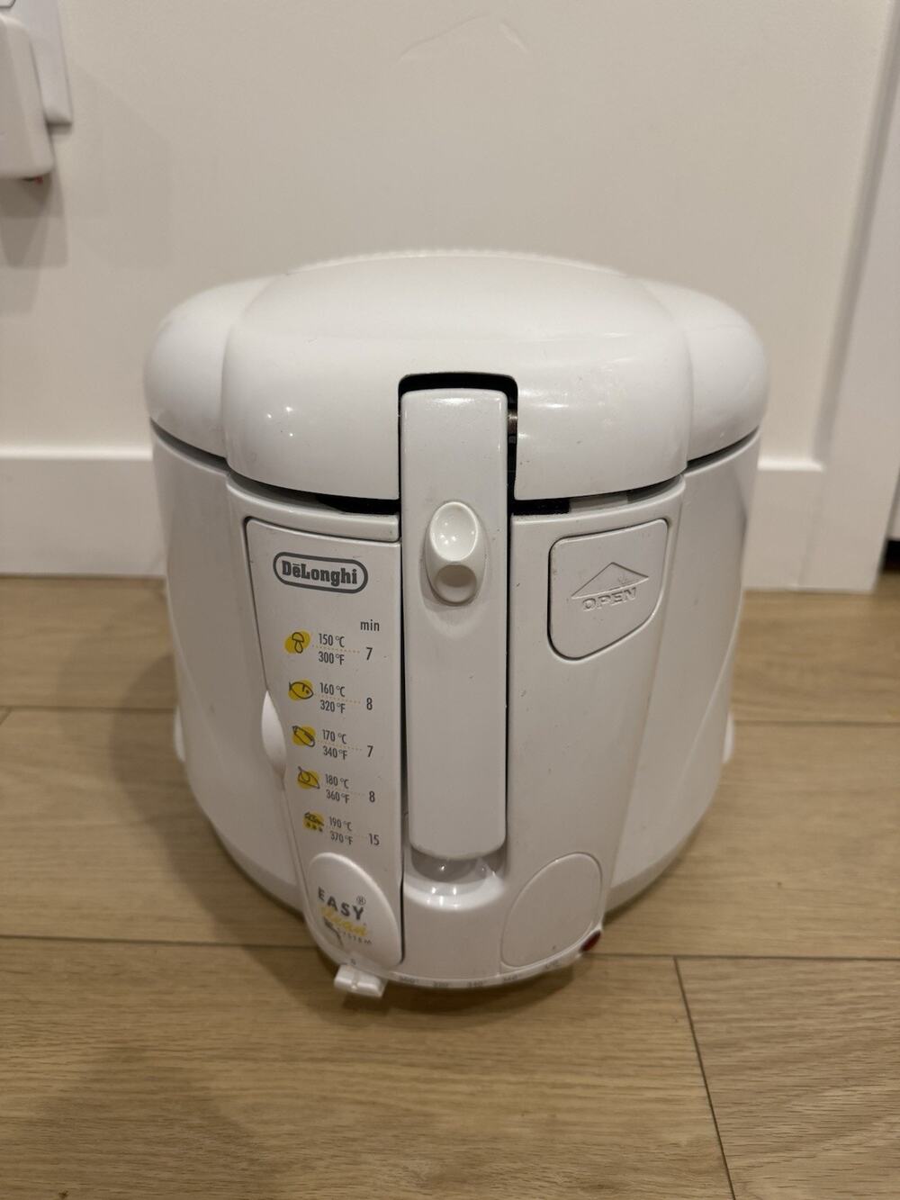 DeLonghi D670U Easy Clean Deep Fryer 1500W White Tested Working